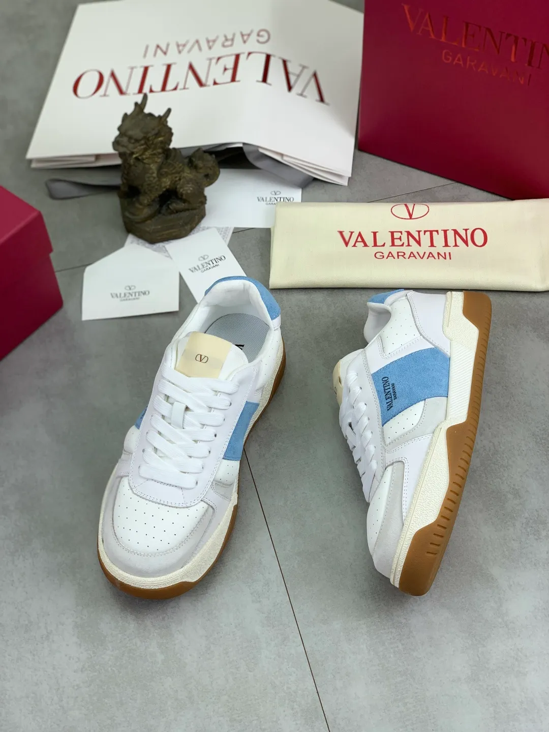 Men's men's shoes 💰P600 New model Latest Valentino Valentino V family new casual young fashion trend sports shoes Full of vitality No age limit Very light and comfortable on the feet Packaging Original purchase and development Production of goods Various color combinations are eye-catching Activate the charming sunny boy Shoe design combines coolness with daily style Full of street style Multi-color options!   Fabric: original material splicing/first-layer cowhide Lining: imported cowhide/original logo sweat-absorbent and breathable foot pad Outsole: TPU foam lightweight material outsole Brand injection insole Code number: 38-46 Full set of packaging Color: 3️⃣ colors available